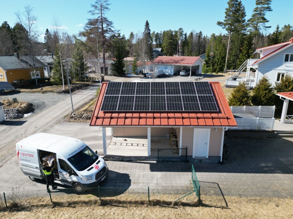 Energy Centerin asentamat aurinkopaneelit. Kuvassa myös Energy Centerin pakettiauto.