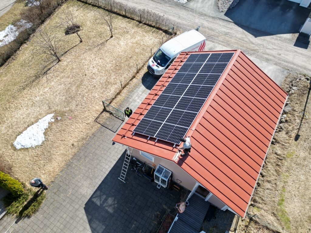 Energy Centerin asentamat aurinkopaneelit. Kuvassa myös Energy Centerin pakettiauto.