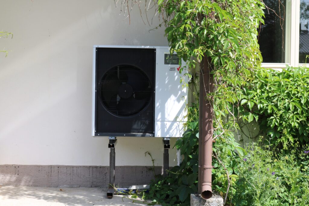 Ilmavesilämpöpumppu viilentää kuumana kesäpäivänä