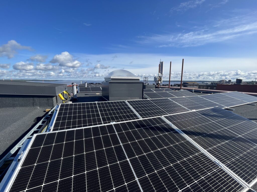 Energy Centerin asentama aurinkopaneelijärjestelmä