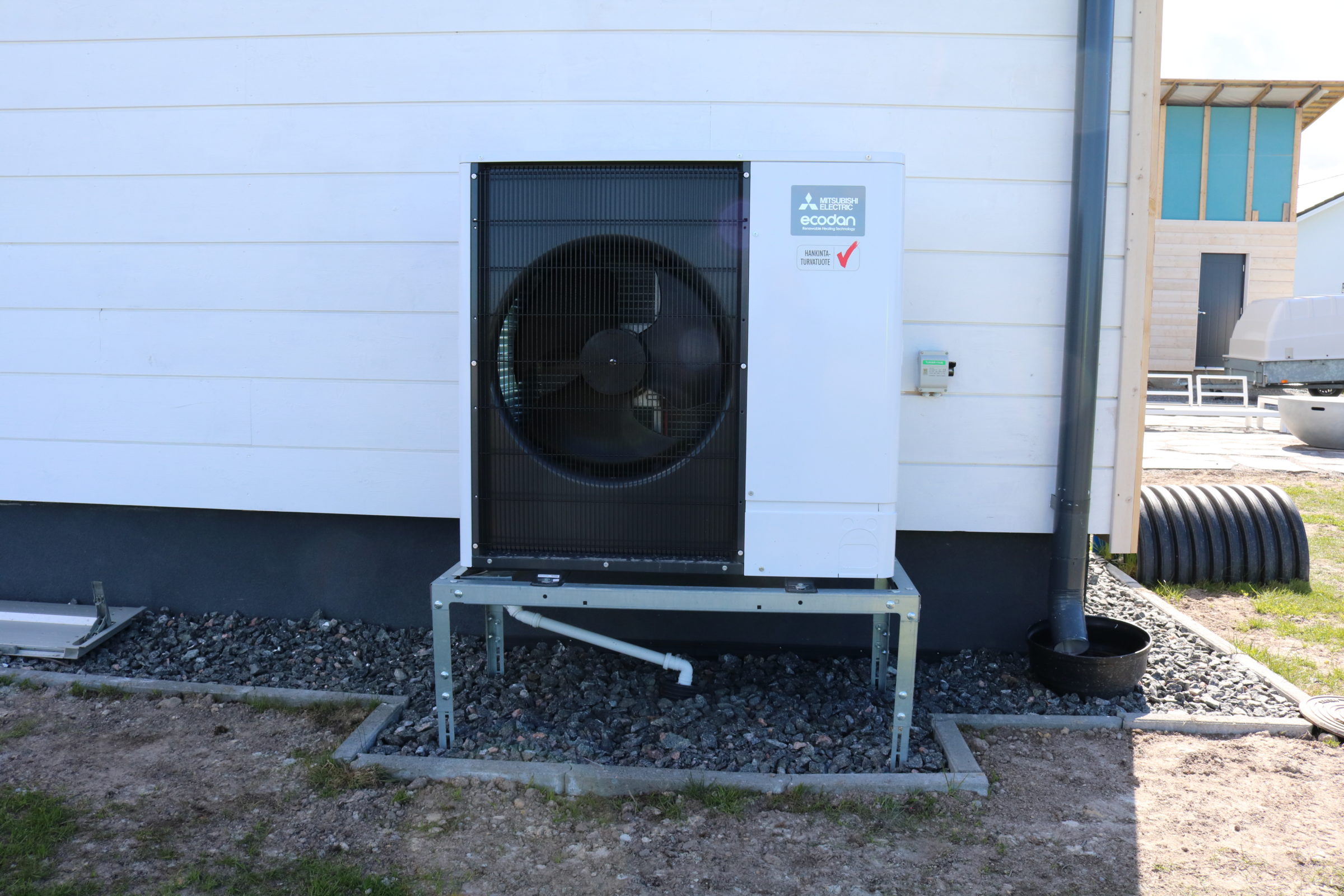 Energycenterin asentama Mitsubishin ilmavesilämpöpumppu