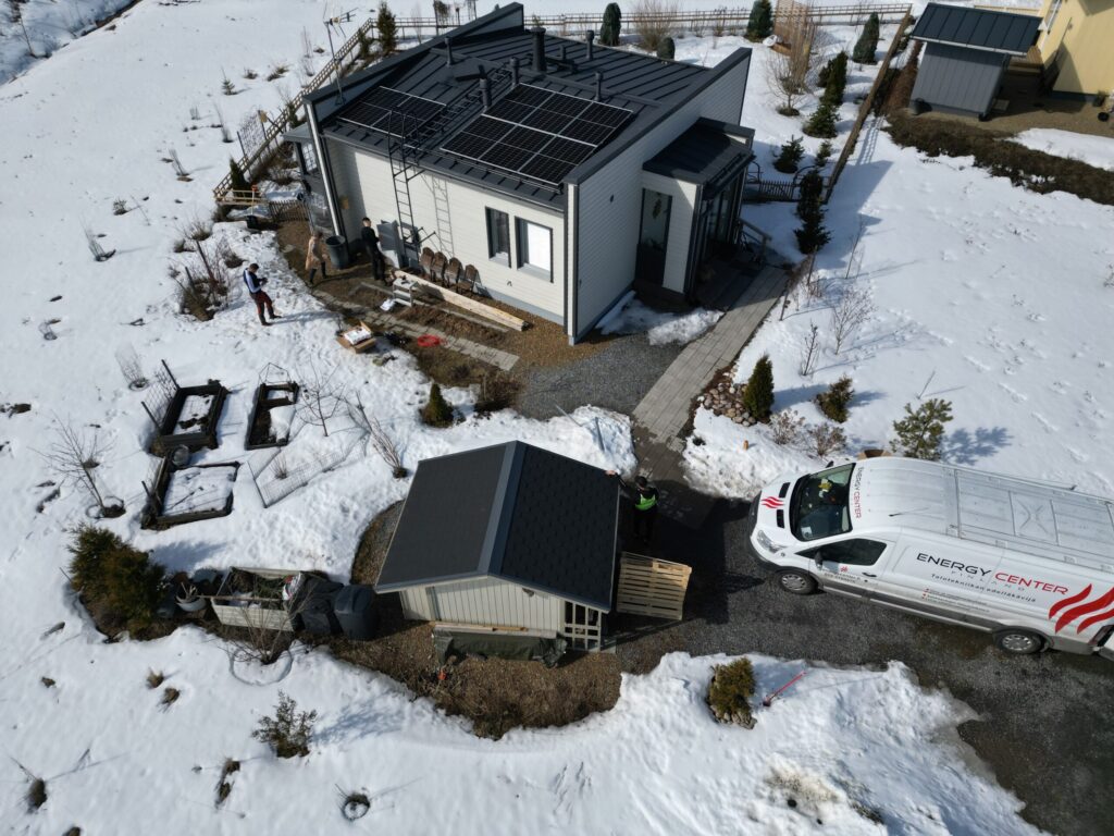 Aurinkopaneelit Suomessa omakotitalon katolla talviaikaan