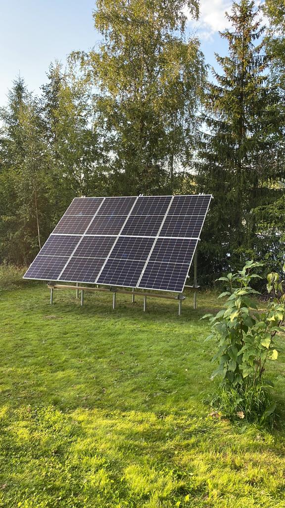 Mökille asennetut aurinkopaneelit