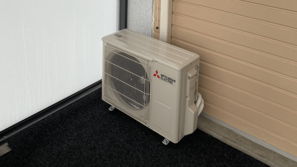 Kerrostalon parvekkeelle asennettu viilentävä ilmalämpöpumppu