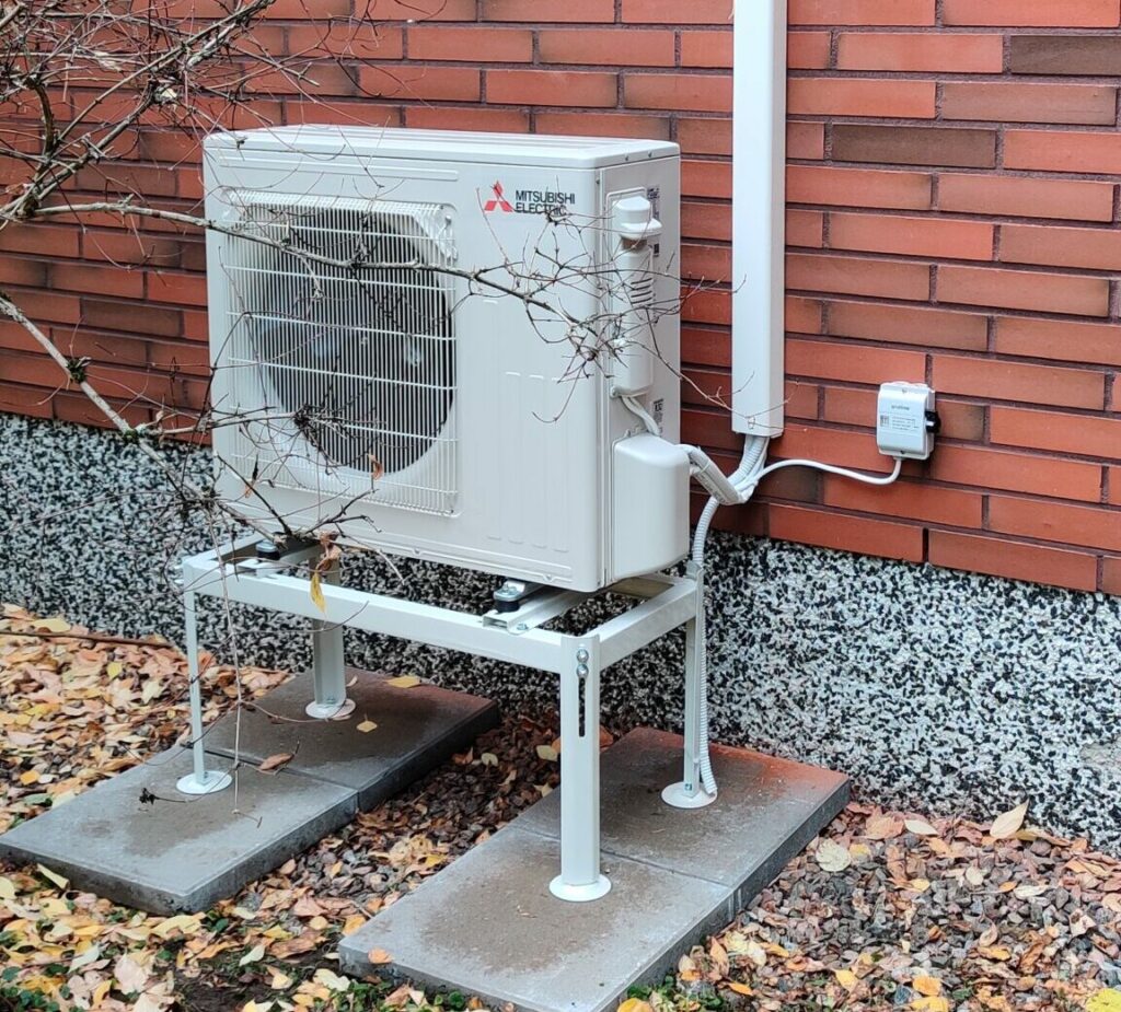 Energy Centerin asentama lämpöpumppu.
