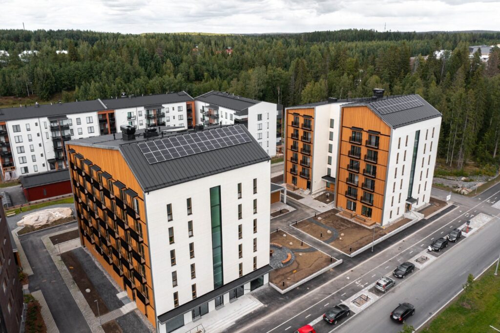 Energy Centerin asentama aurinkopaneelijärjestelmä kerrostalokohteessa.